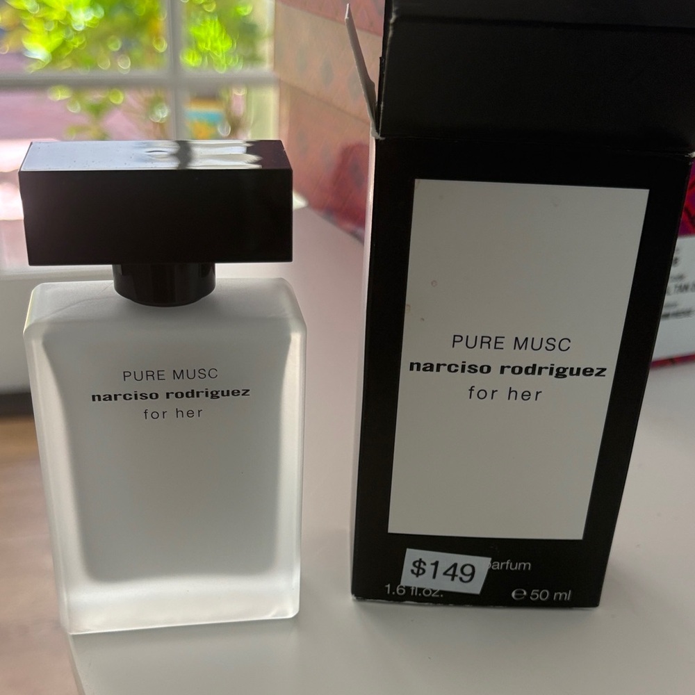 Narciso Rodriguez Pure Musc White and Black Bottle